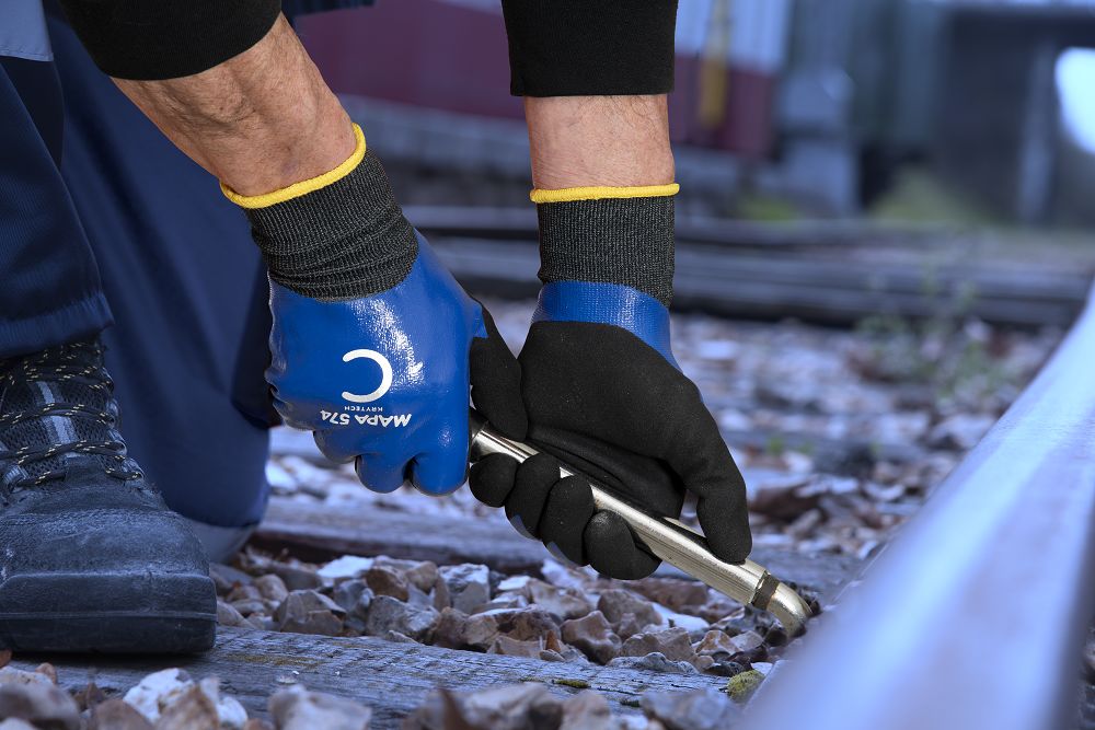 34574001 Mapa KRYTECH 574 Black, Blue Nitrile Puncture & Tear Resistant Gloves, Size 11, Nitrile Coating