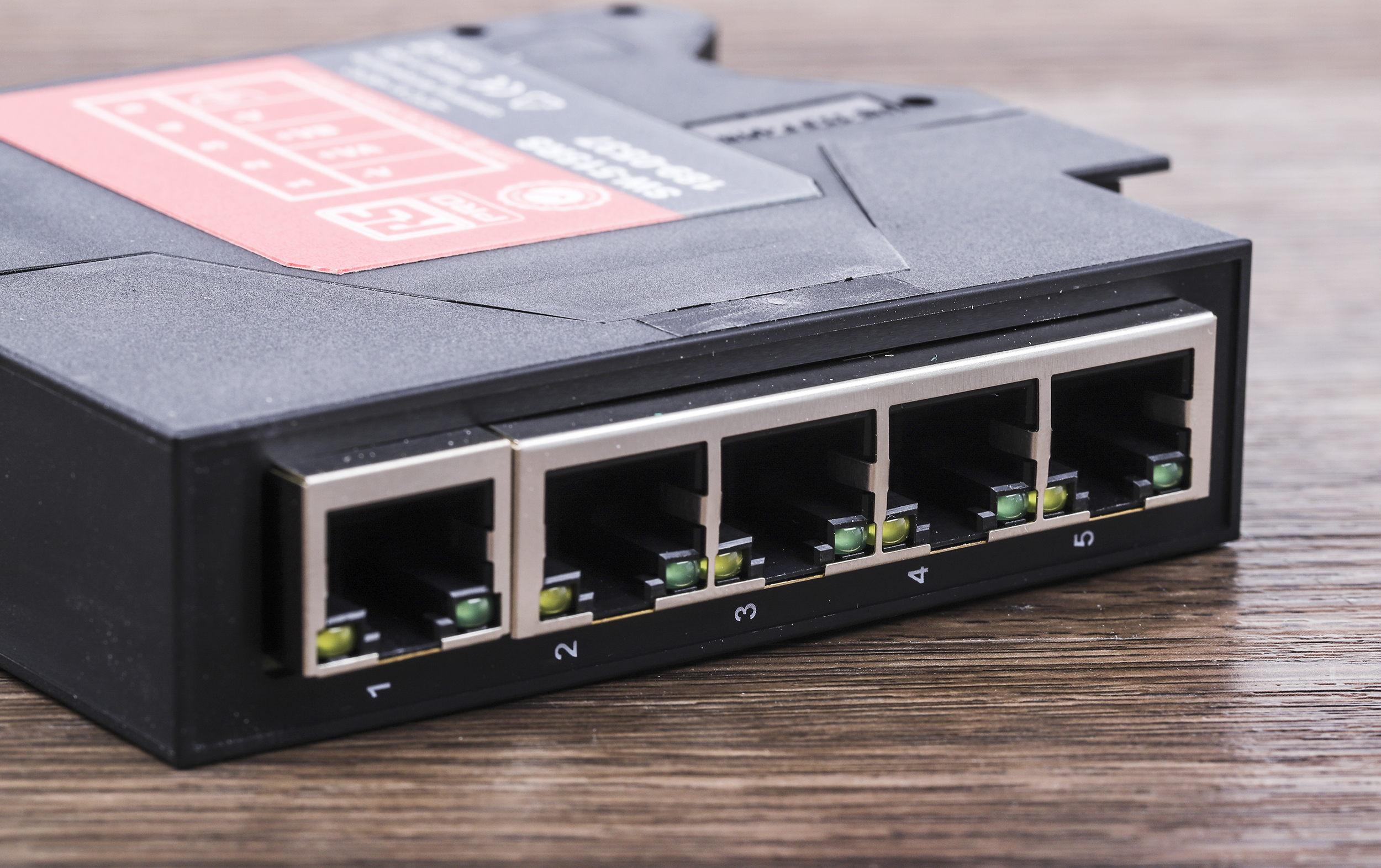 189-0537 RS PRO DIN Rail Mount Industrial Ethernet Switch, 5 RJ45 Ports, 1000Mbit/s Transmission, 5 → 30V dc