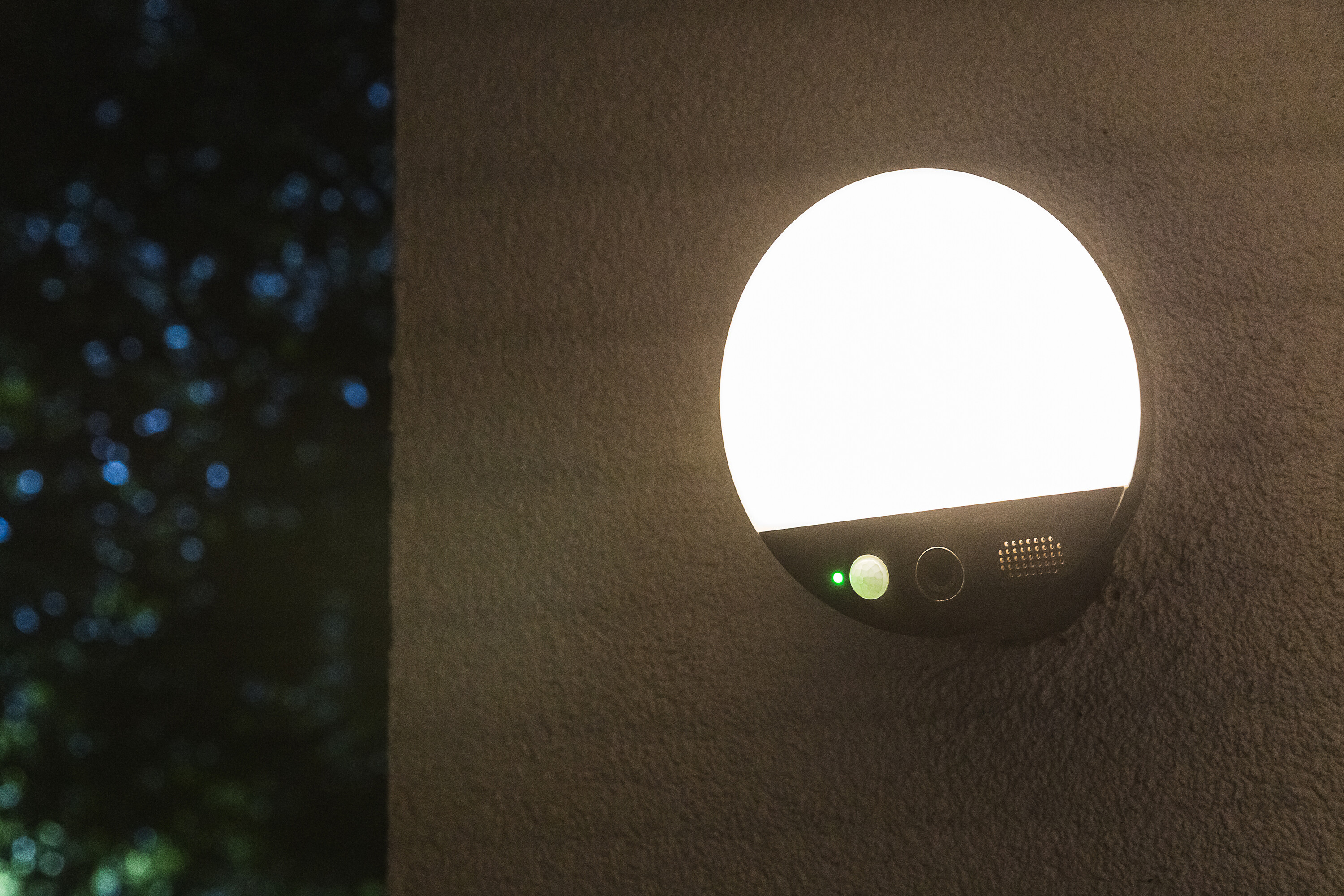 4058075564480 LEDVANCE Smart Floodlight Dark Grey, IP44, 950 lm, 120 °