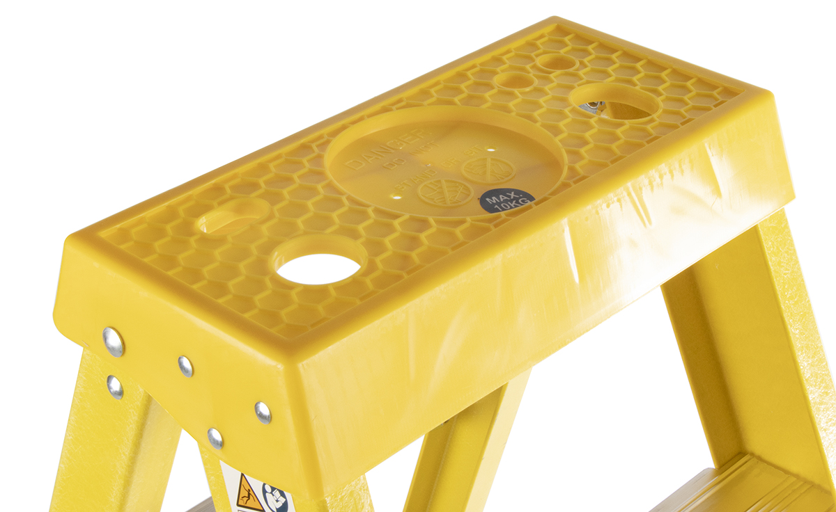 553-838 RS PRO Fibreglass 4 steps Step Ladder, 1.0m platform height