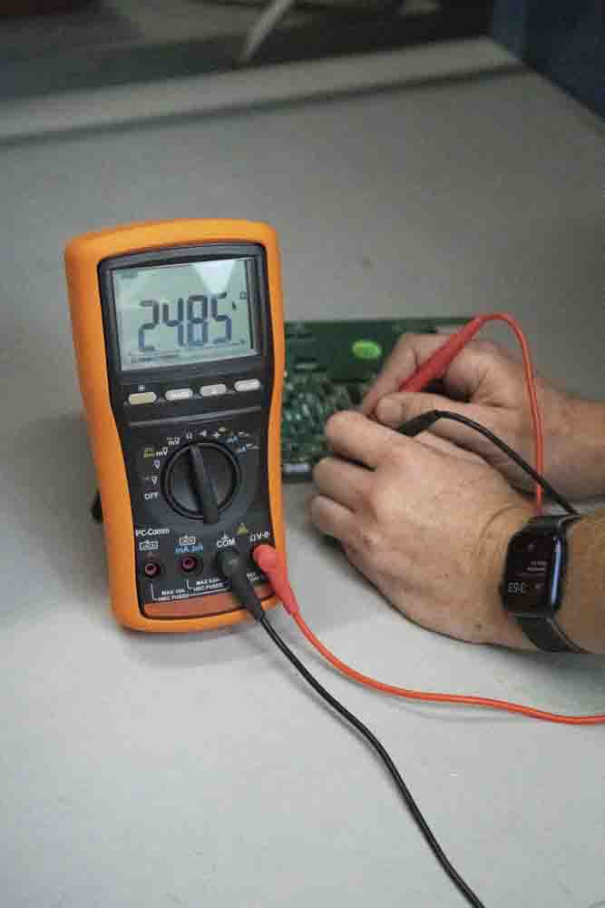 55500085 Tempo MM810 Handheld Digital Multimeter True RMS, 10 A ac, 6 mA dc, 1 kV ac