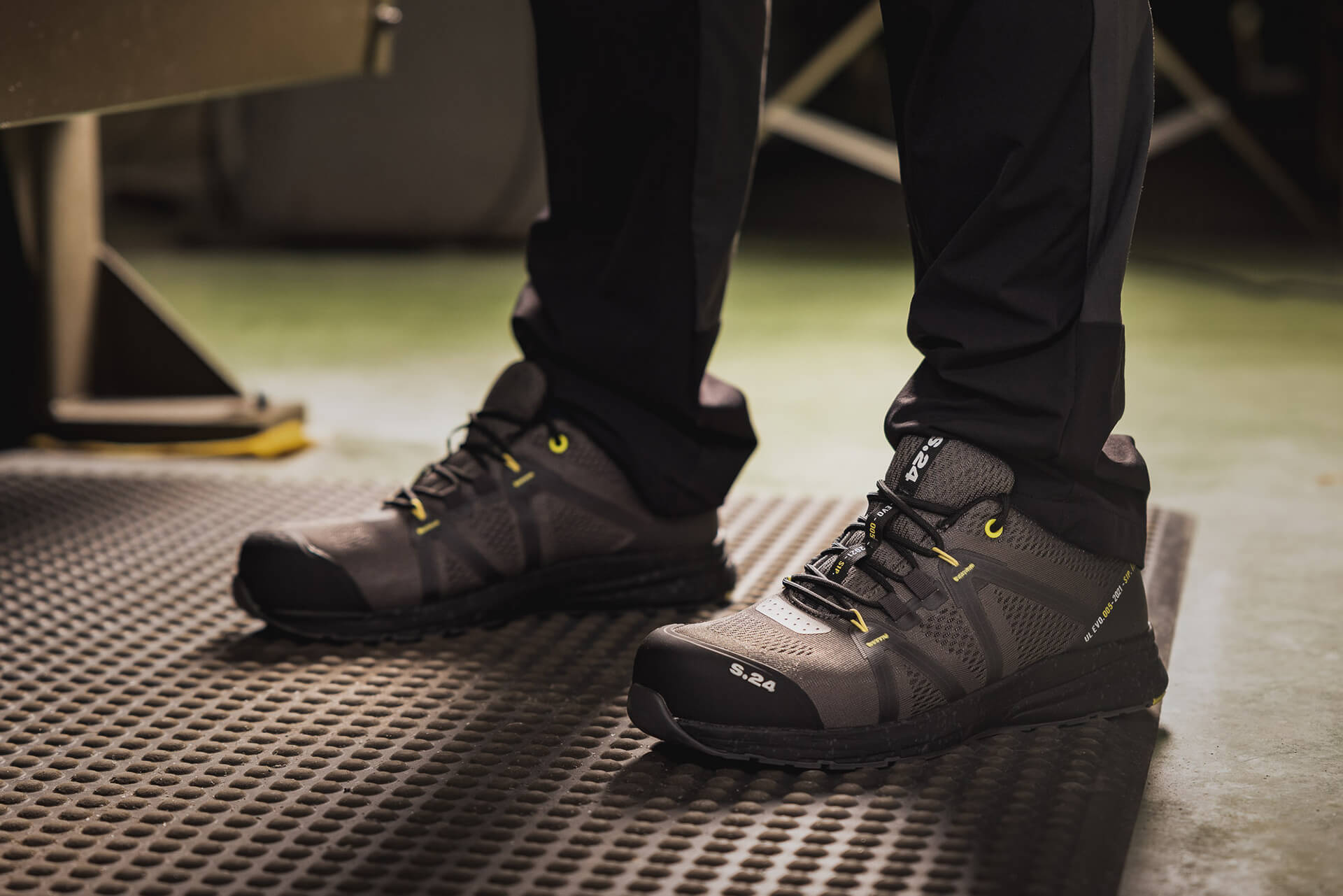 6322-2 S.24 KOMET S1P Unisex Black, Grey, Yellow Composite Safety Trainer, UK 2, EU 36