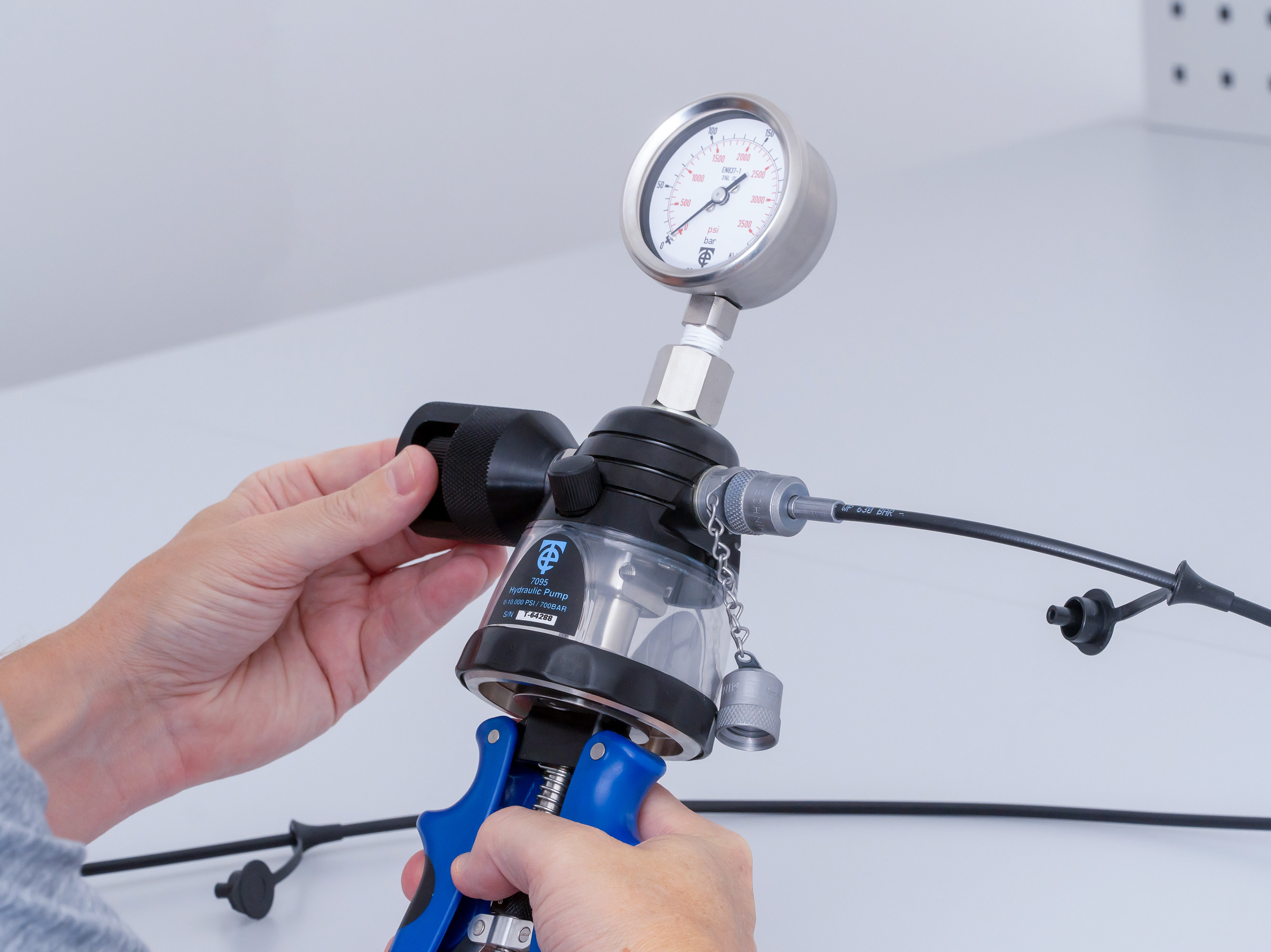 7095 Time Electronics Hand Pump Pressure Pump Kit 700 bar