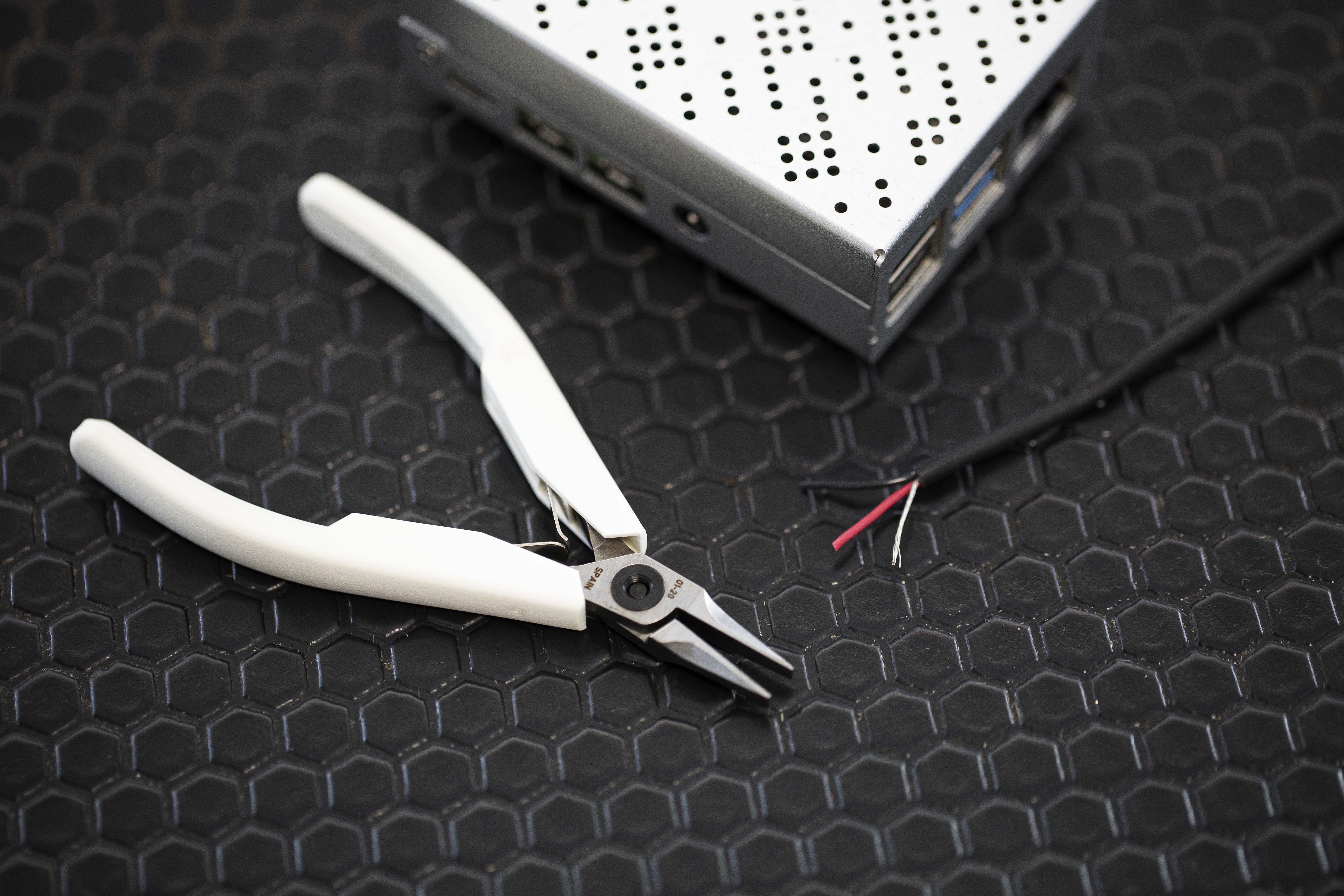 7490 Lindstrom  Flat Nose Plier, 120mm Overall, 20mm Jaw