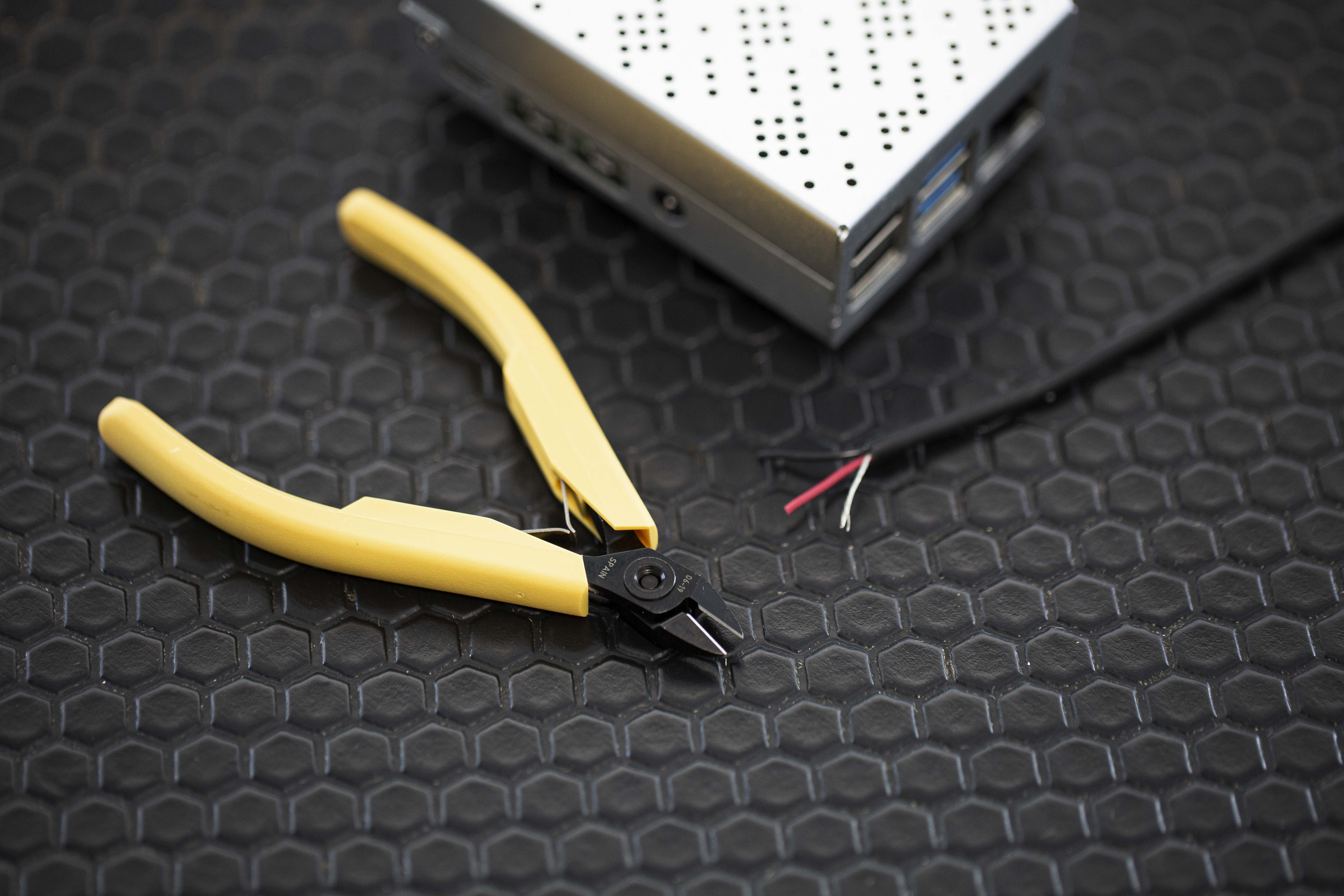 8140 Lindstrom Micro Bevel ESD Safe Cable Cutter