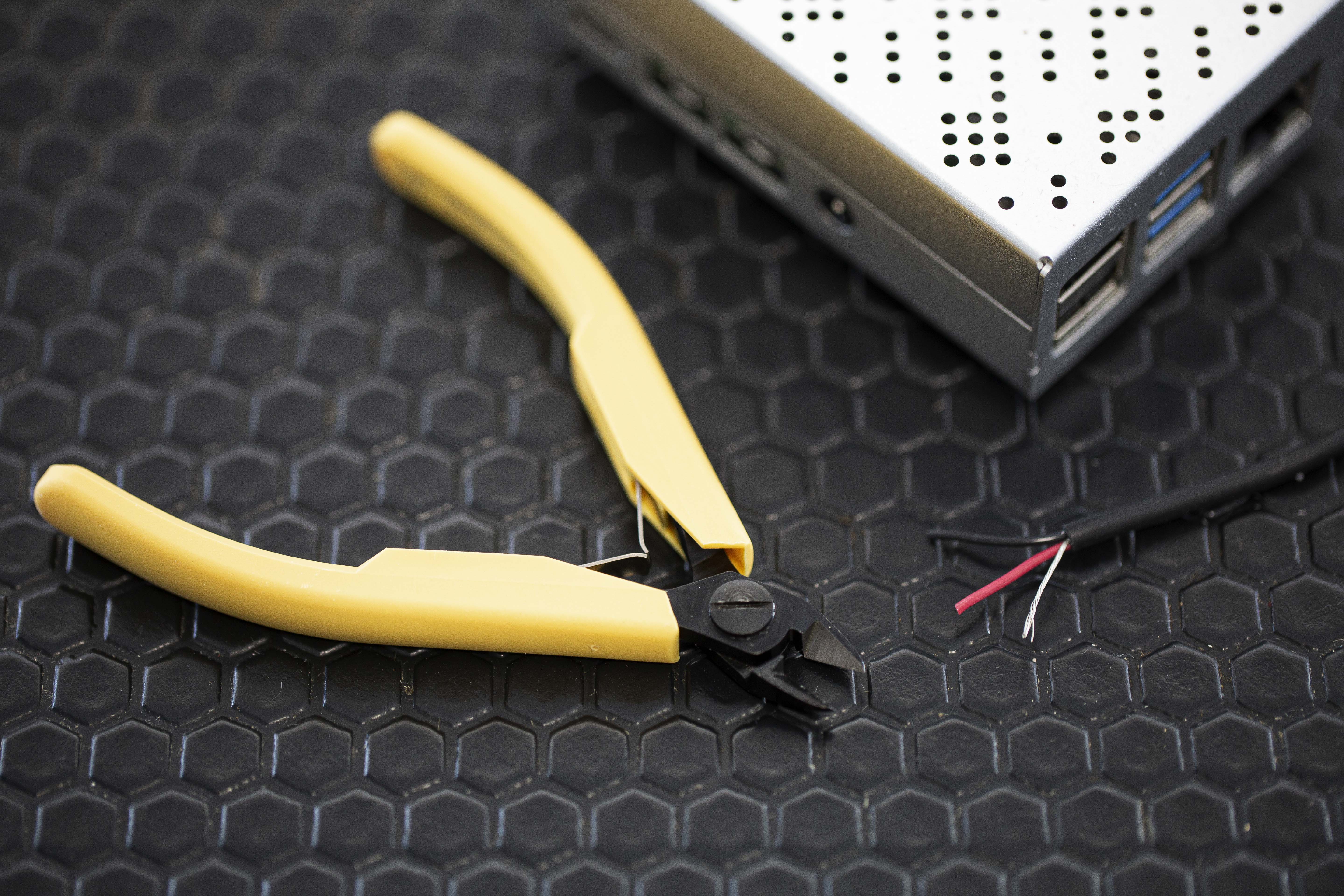 8141 Lindstrom Flush ESD Safe Cable Cutter