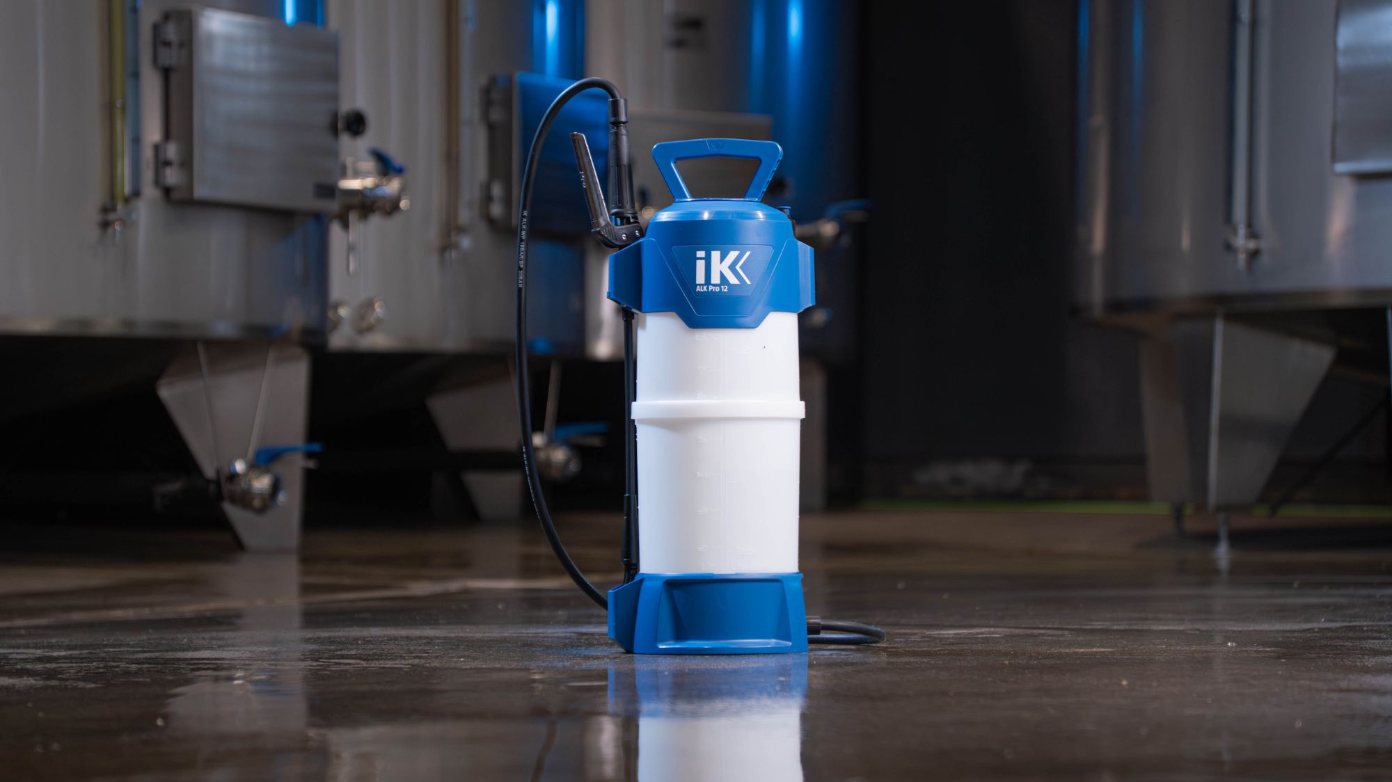 83811916 IK Sprayers Shoulder, Handheld Pressure Sprayer, 3 bar working presssure, 8 L