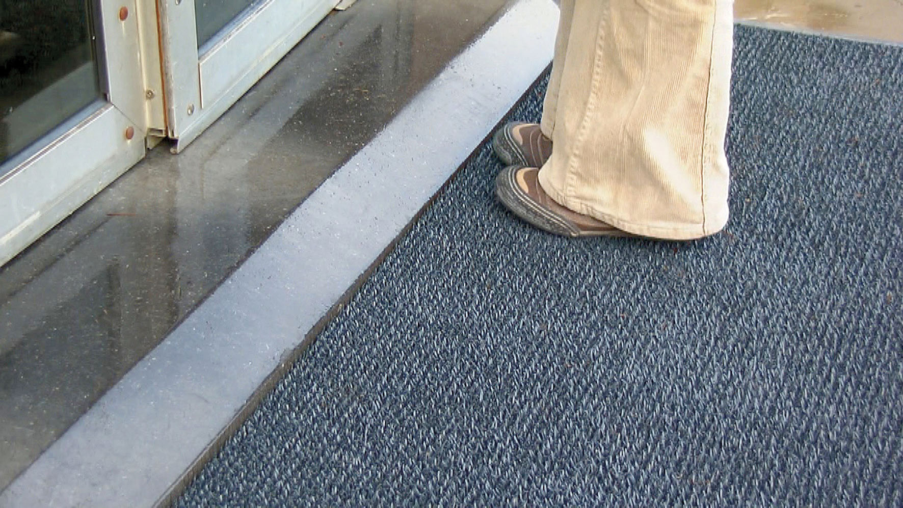 ID Group Grey Anti-Slip Polyethylene Mat 16m x 910mm x 17.5 → 20.5mm