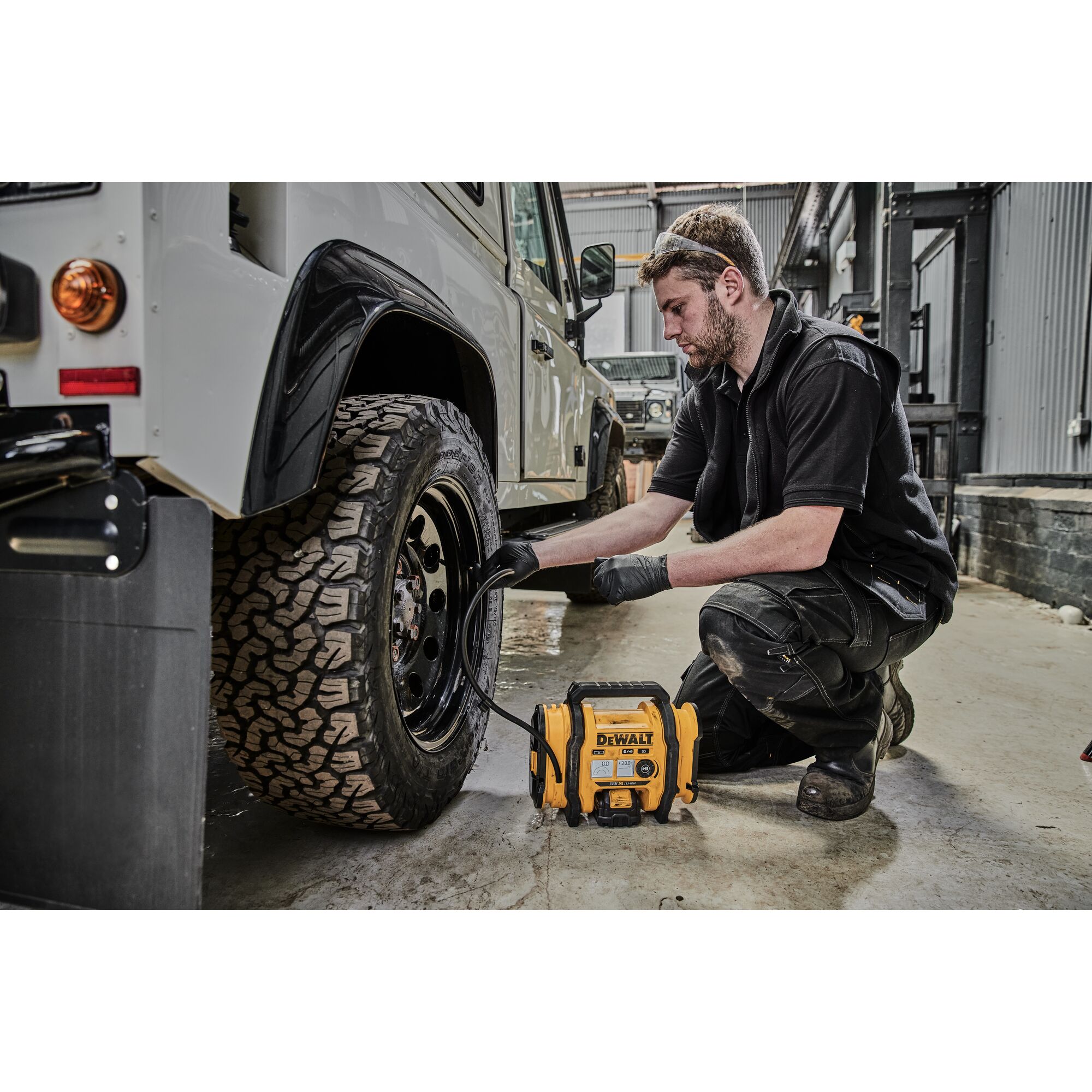 dcc018n-xj DeWALT Tyre Inflator 0 to 11 bar