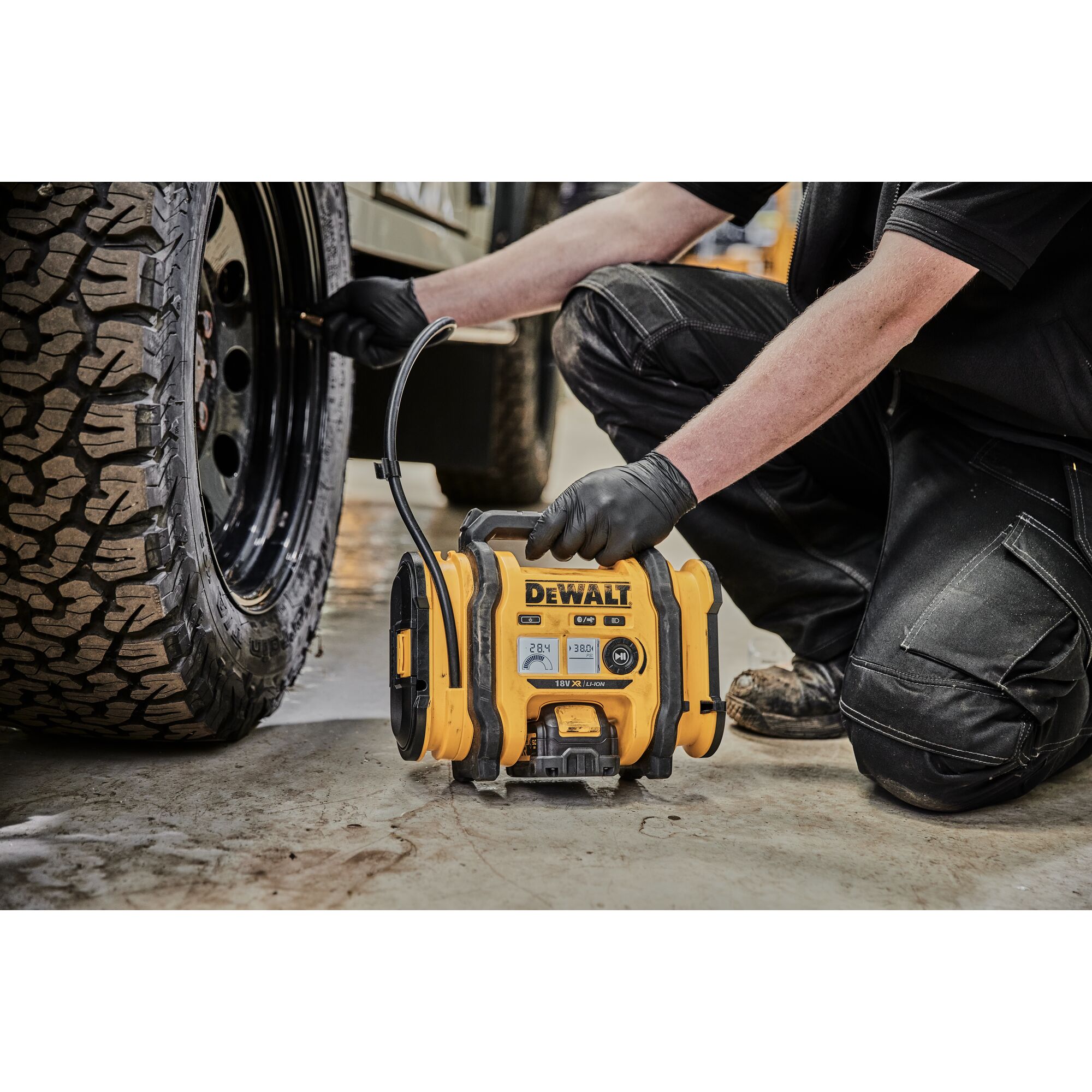 dcc018n-xj DeWALT Tyre Inflator 0 to 11 bar
