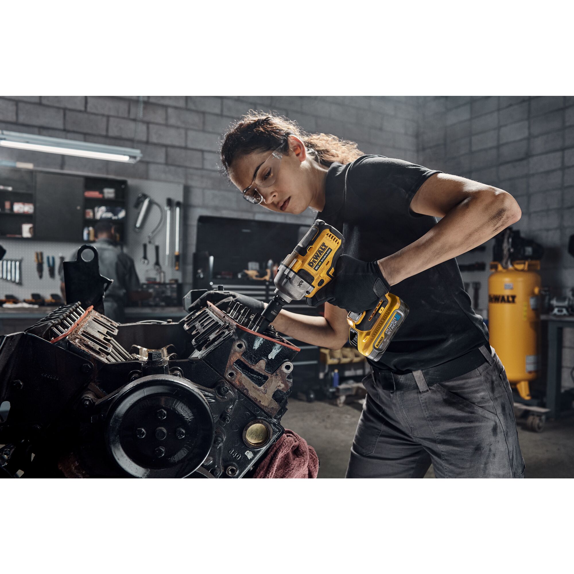 DeWALT 1/2 in 18V, 5 Ah Cordless Impact Wrench