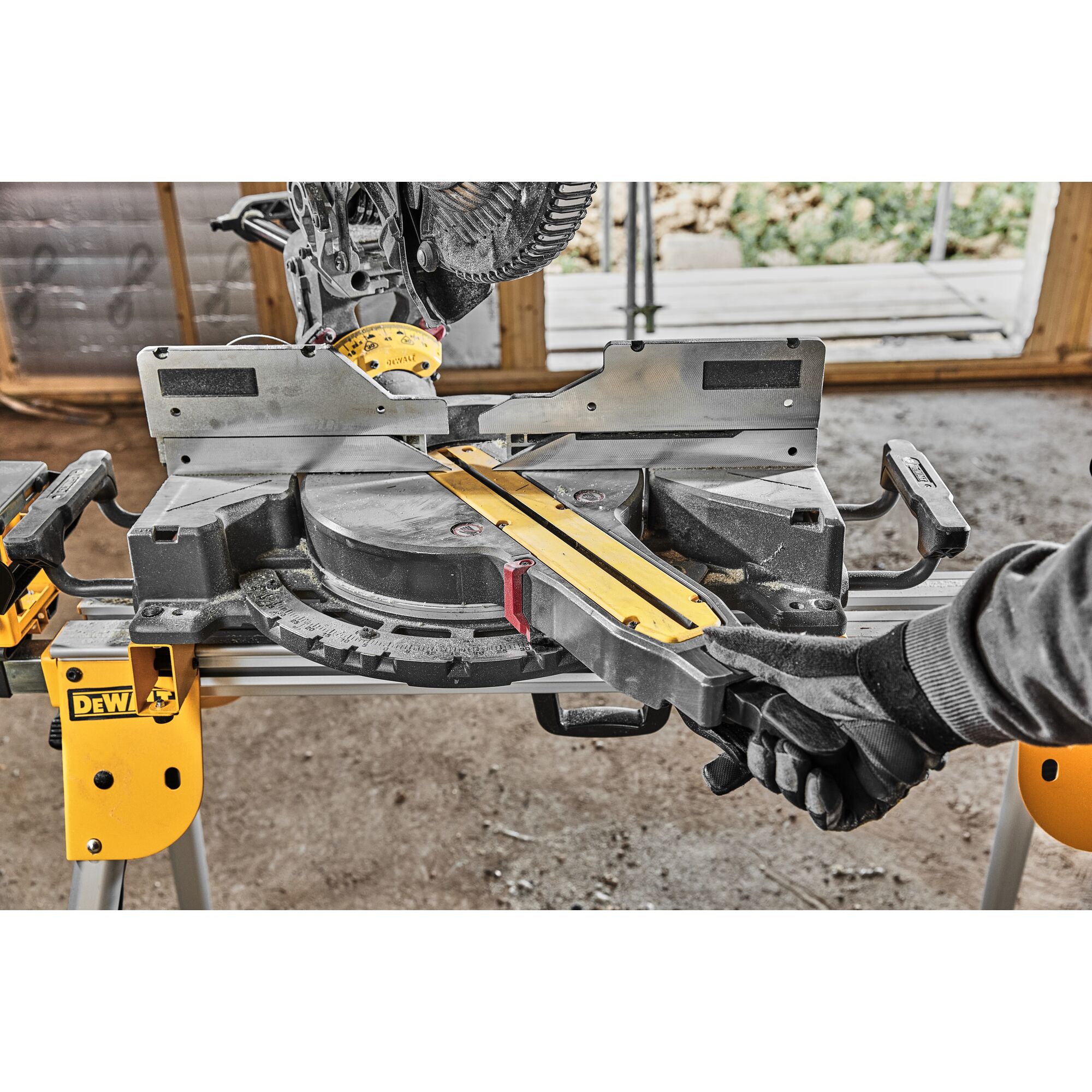 dcs781n-xj DeWALT DCS781 305 mm 3800rpm