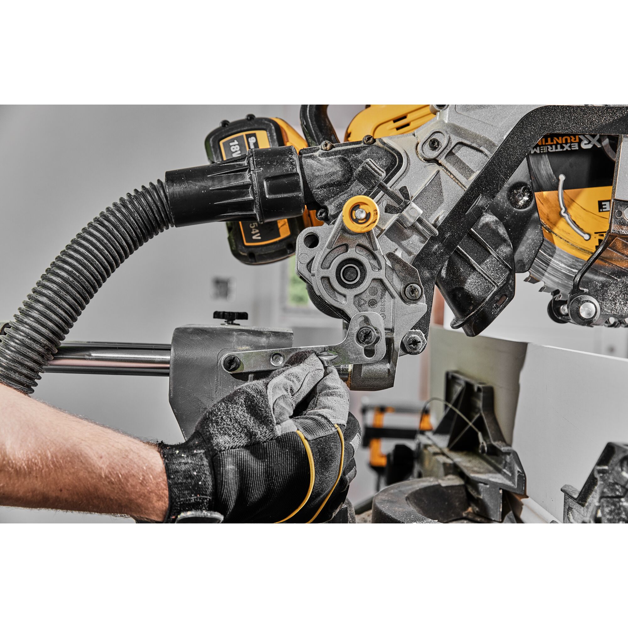 dcs781n-xj DeWALT DCS781 305 mm 3800rpm