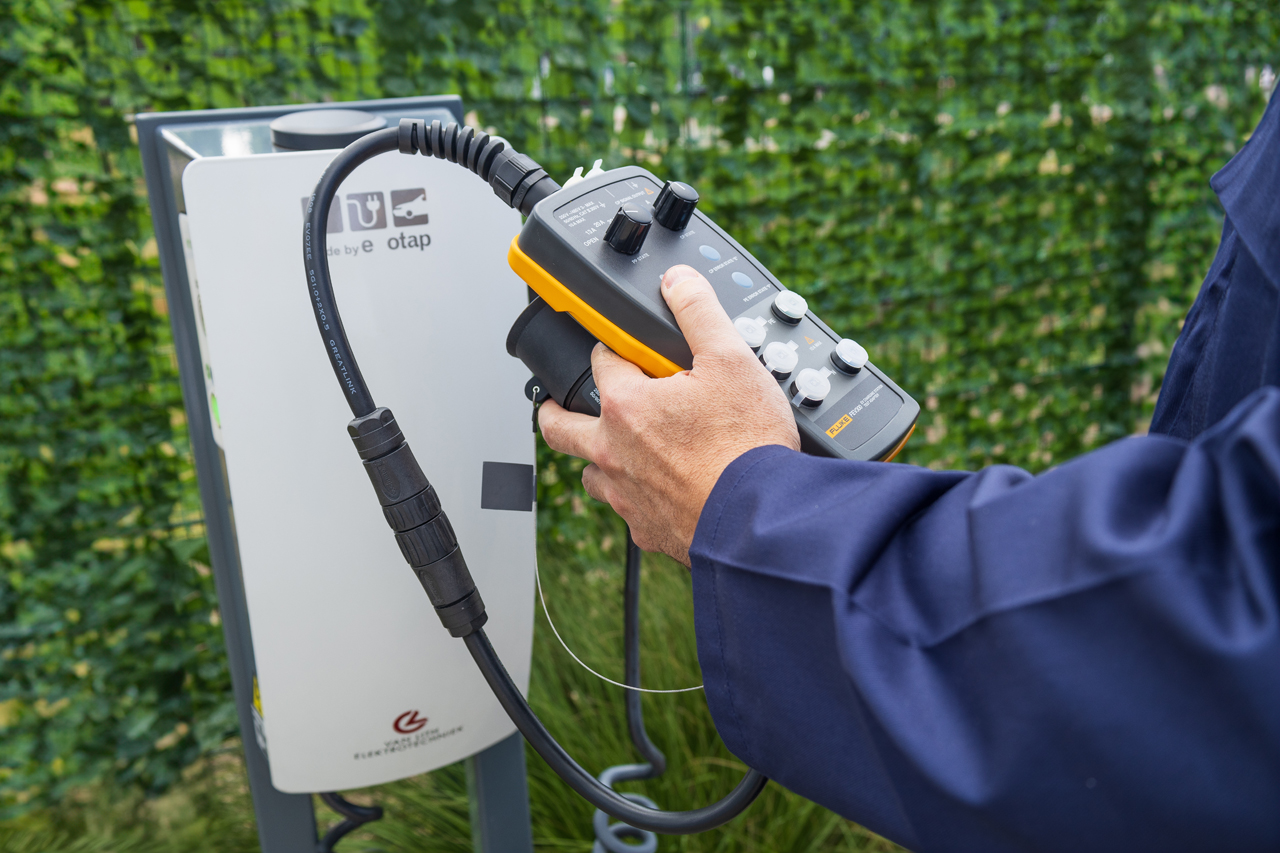 flk-fev300basic Fluke EV Charger Test Adapter FLK-FEV300/BASIC Type 1 & 2 Connector