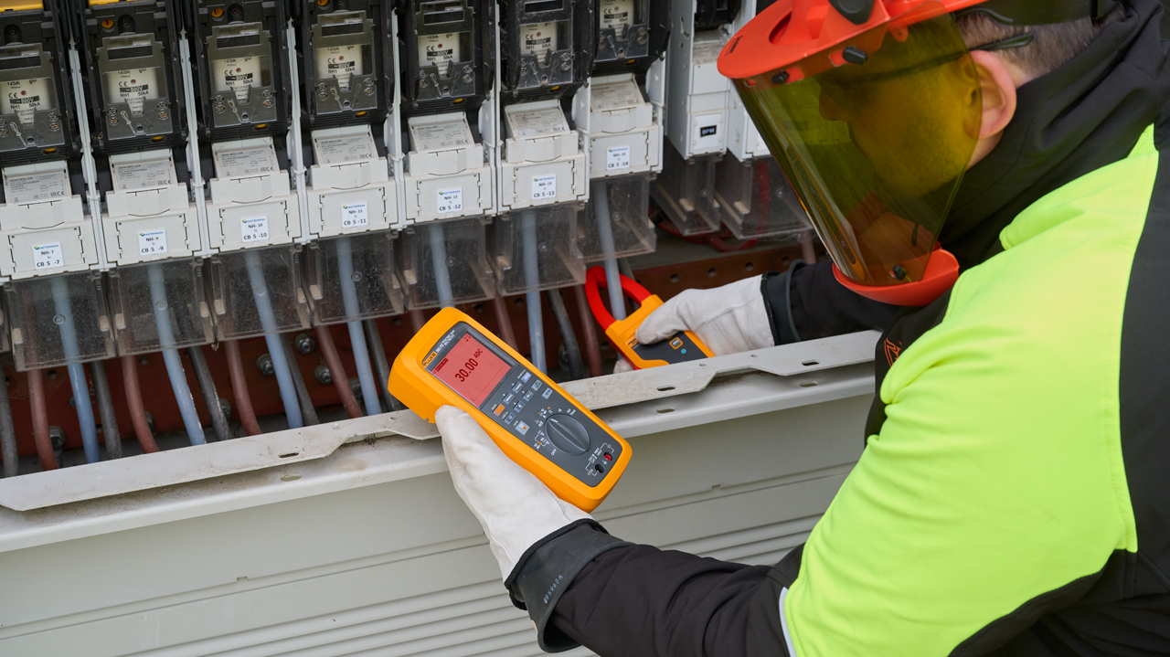 fluke-283fc-pv-eur Fluke 283FC PV EUR Handheld LCD Multimeter Kit, 60 A ac, 60 A dc, 1 kV ac - UKAS Calibrated