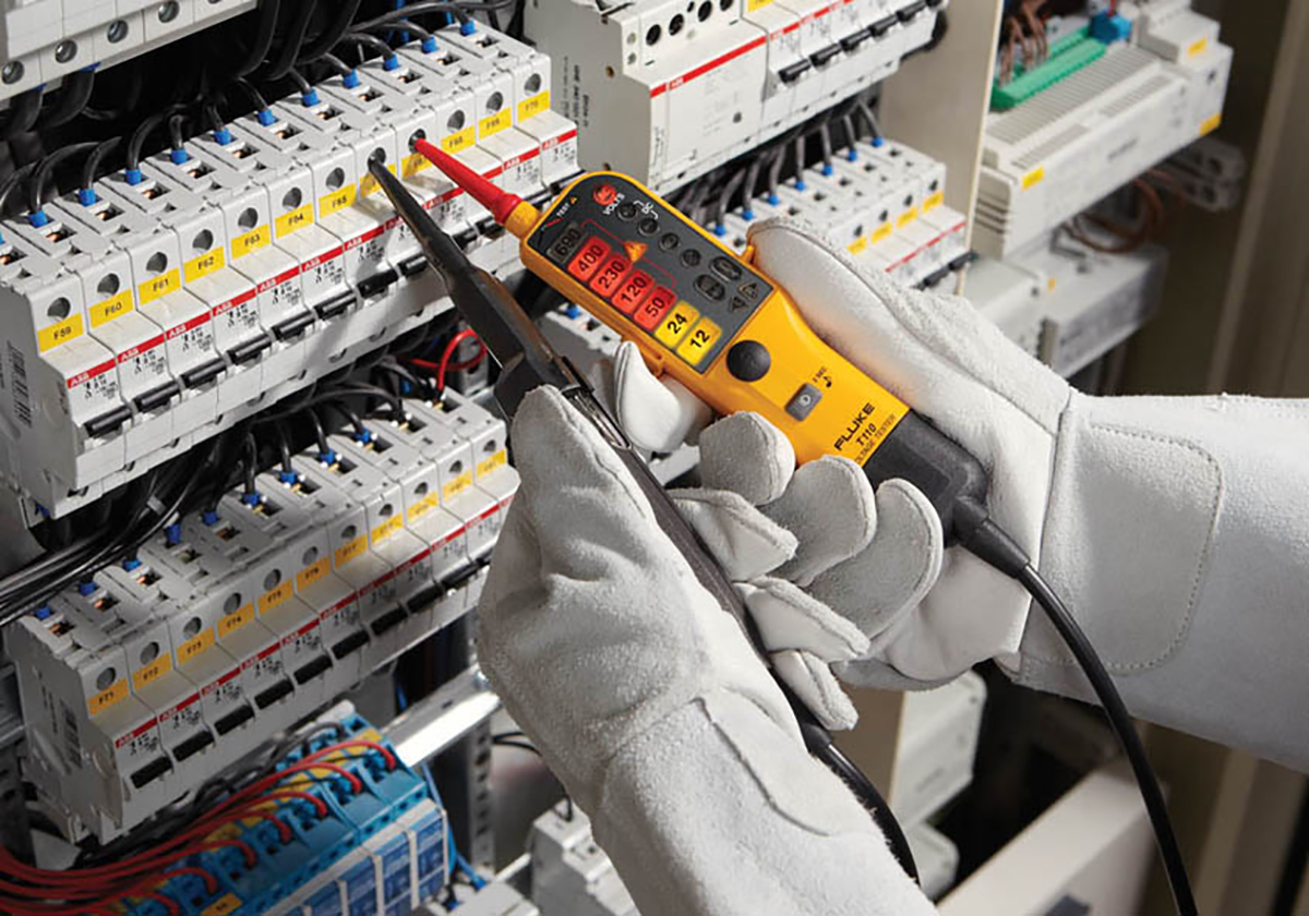 fluke-t110 Fluke T110, Digital Voltage Tester, 690V ac/dc Continuity Check, Battery Powered CAT IV, CAT III, RSCAL, FLUKE T110