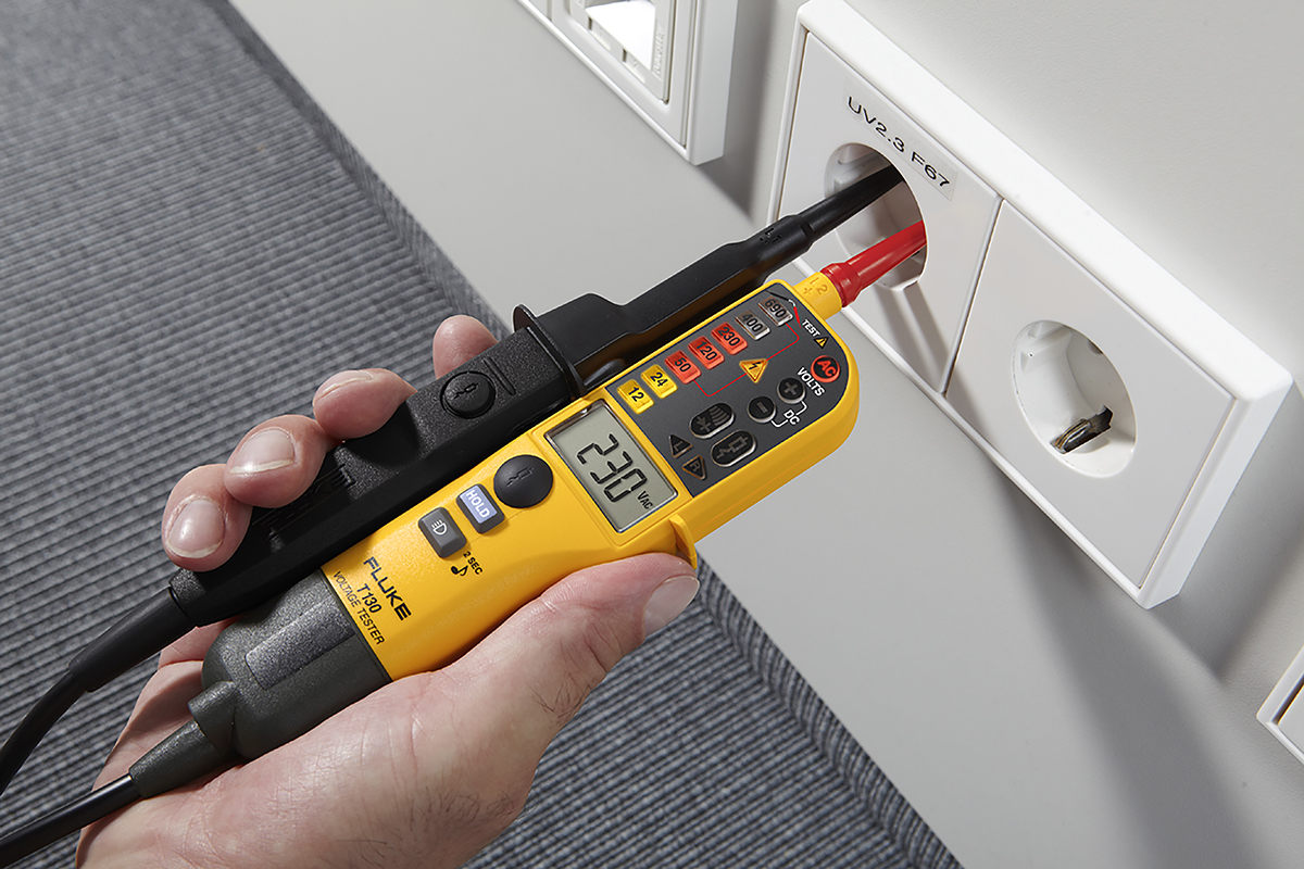 fluke-t130 Fluke T130, LCD Voltage Tester, 690V ac/dc Continuity Check, Battery Powered CAT IV, CAT III, RSCAL, FLUKE T130