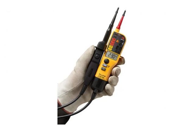 fluke-t150 Fluke T150, LCD Voltage Tester, 690V ac/dc Continuity Check, Battery Powered CAT III, CAT IV, RSCAL, FLUKE T150