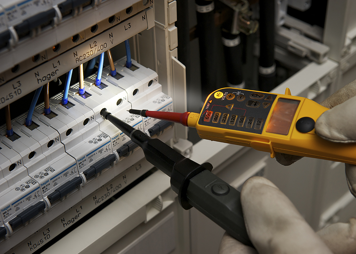fluke-t150 Fluke T150, LCD Voltage Tester, 690V ac/dc Continuity Check, Battery Powered CAT III, CAT IV, RSCAL, FLUKE T150