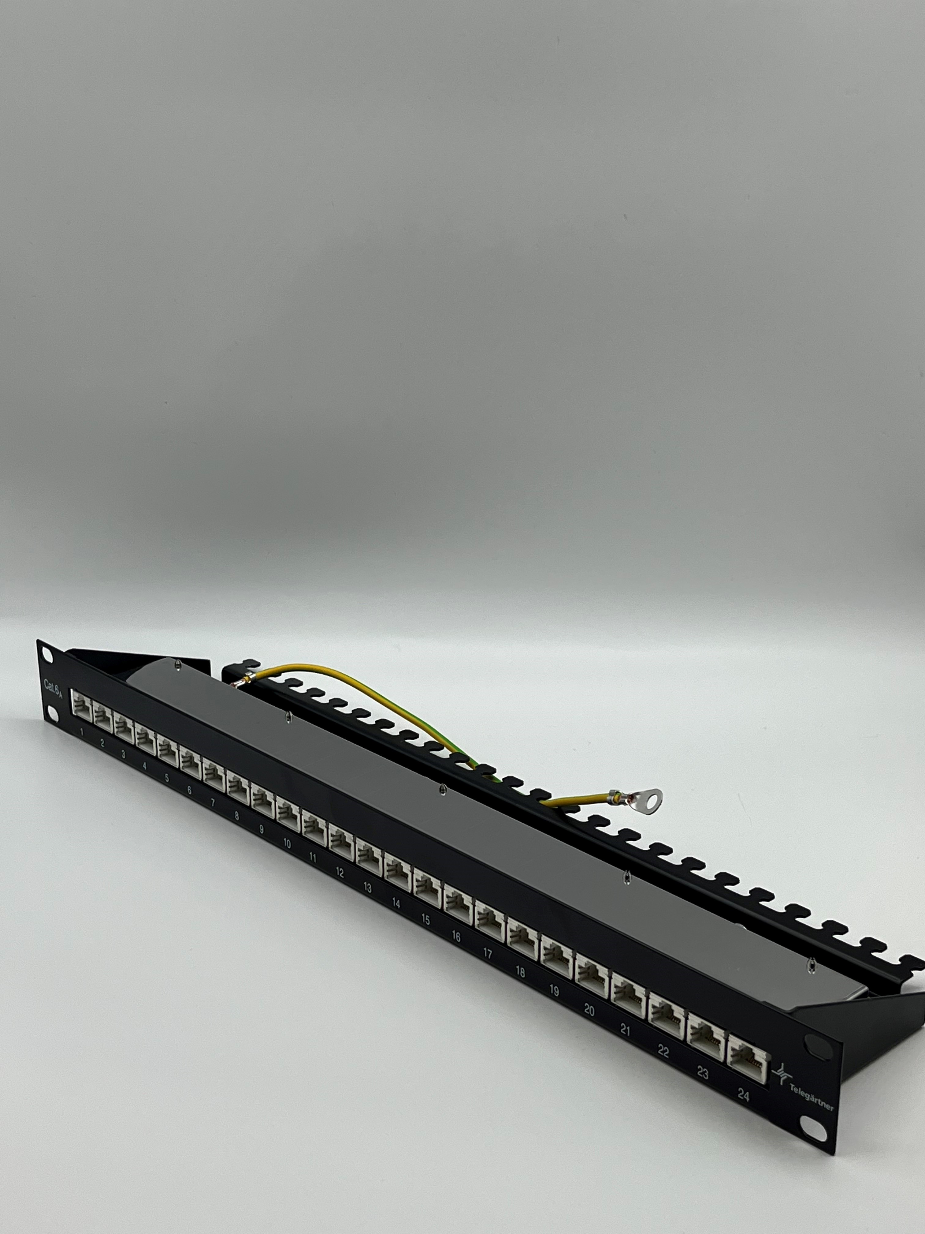 Telegartner Telegartner Data Series 24 Port RJ45, RJ11, RJ12 RJ Patch Panel Shielded 1 U Black