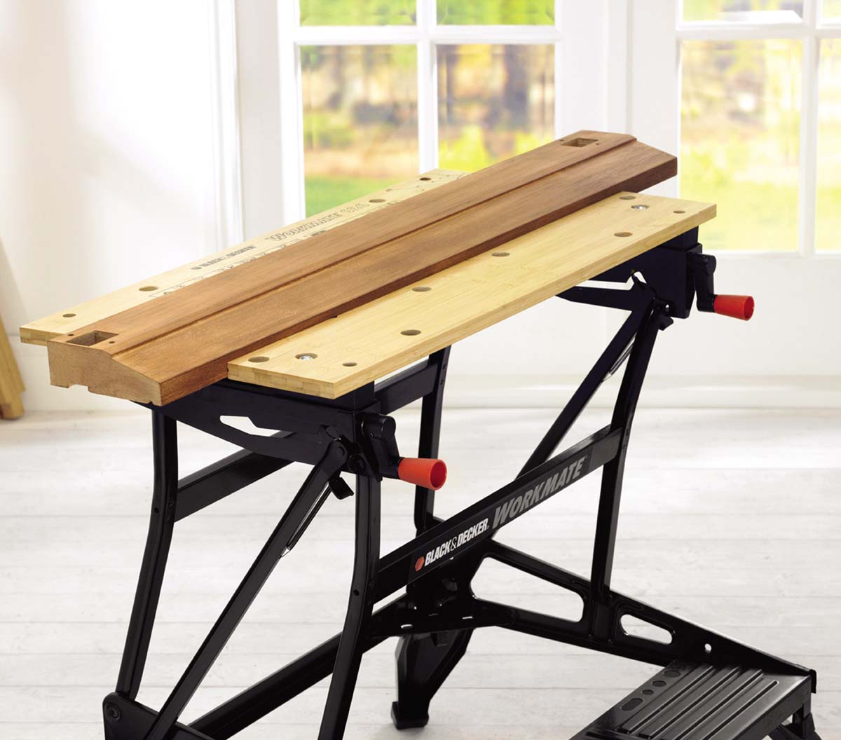 wm626-xj Black & Decker Portable Steel Workbench, 250kg Max Load Adjustable Height, 740 mm x 742mm x 200 mm