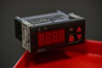 124-1054 RS PRO Panel Mount On/Off Temperature Controller, 77 x 35mm 1 Input, 1 Output Relay, 230 V ac Supply Voltage