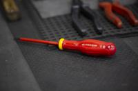 at4x100ve Facom Slotted Insulated Screwdriver, 4 x 0.8 mm Tip, 100 mm Blade, VDE/1000V, 210 mm Overall