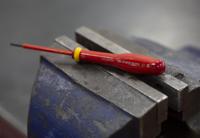 at25x75ve Facom Slotted Insulated Screwdriver, 2.5 x 0.4 mm Tip, 75 mm Blade, VDE/1000V, 178 mm Overall