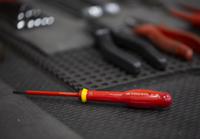 at25x75ve Facom Slotted Insulated Screwdriver, 2.5 x 0.4 mm Tip, 75 mm Blade, VDE/1000V, 178 mm Overall