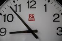 811-1833 RS PRO White Radio Controlled Analog Wall Clock, 420mm Diameter