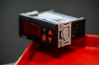 124-1054 RS PRO Panel Mount On/Off Temperature Controller, 77 x 35mm 1 Input, 1 Output Relay, 230 V ac Supply Voltage