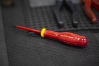 at35x75ve Facom Slotted Insulated Screwdriver, 3.5 x 0.6 mm Tip, 75 mm Blade, VDE/1000V, 179 mm Overall