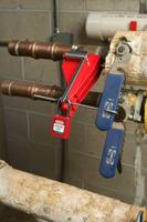 121541 Brady Red 1-Lock Metal Ball Valve Lockout, 7.14mm Shackle, 101.6mm Attachment